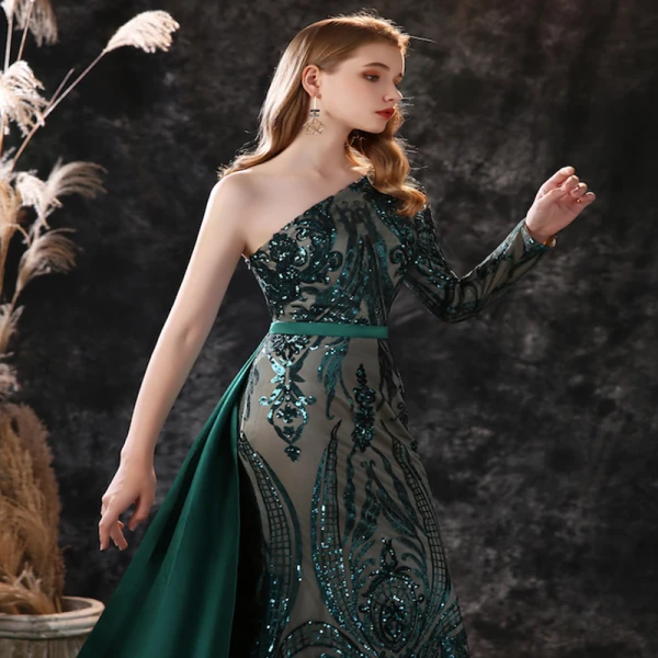 Scintillantes Vert Foncé Satin Tapis rouge Robe De Soirée 2021 Trompette / Sirène Une épaule Manches Longues Ceinture Paillettes Tribunal Train Volants Dos Nu Robe De Ceremonie