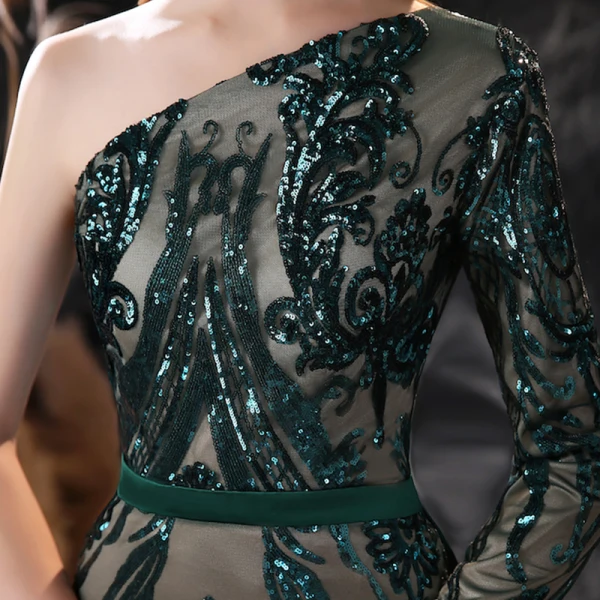 Scintillantes Vert Foncé Satin Tapis rouge Robe De Soirée 2021 Trompette / Sirène Une épaule Manches Longues Ceinture Paillettes Tribunal Train Volants Dos Nu Robe De Ceremonie