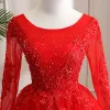 Niedrogie Czerwone Ogród / Outdoor Suknie Ślubne 2021 Suknia Balowa Wycięciem Długie Rękawy Bez Pleców Aplikacje Z Koronki Frezowanie Długie Wzburzyć