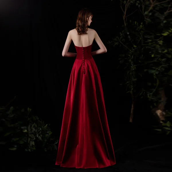 Modest / Simple Burgundy Satin Dancing Prom Dresses 2021 A-Line / Princess Strapless Sleeveless Floor-Length / Long Ruffle Backless Formal Dresses