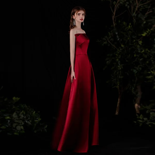 Modest / Simple Burgundy Satin Dancing Prom Dresses 2021 A-Line / Princess Strapless Sleeveless Floor-Length / Long Ruffle Backless Formal Dresses