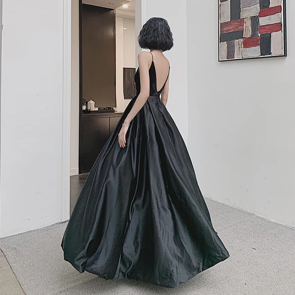 Schlicht Schwarz Velour Satin Tanzen Ballkleider 2021 A Linie Spaghettiträger Ärmellos Lange Rüschen Rückenfreies Festliche Kleider