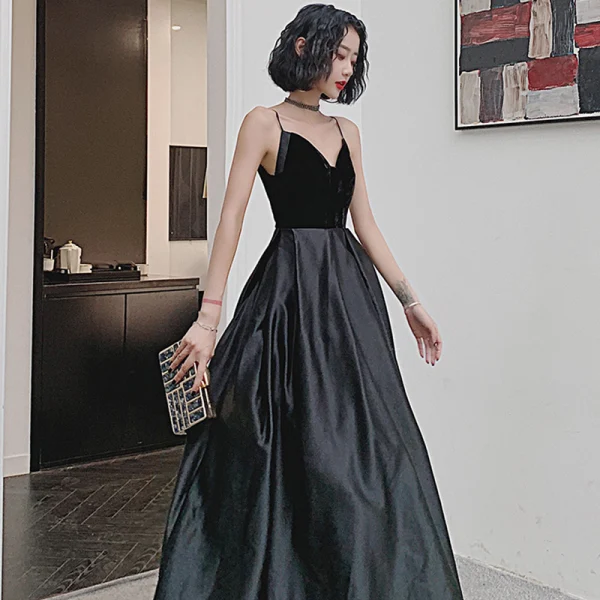 Schlicht Schwarz Velour Satin Tanzen Ballkleider 2021 A Linie Spaghettiträger Ärmellos Lange Rüschen Rückenfreies Festliche Kleider
