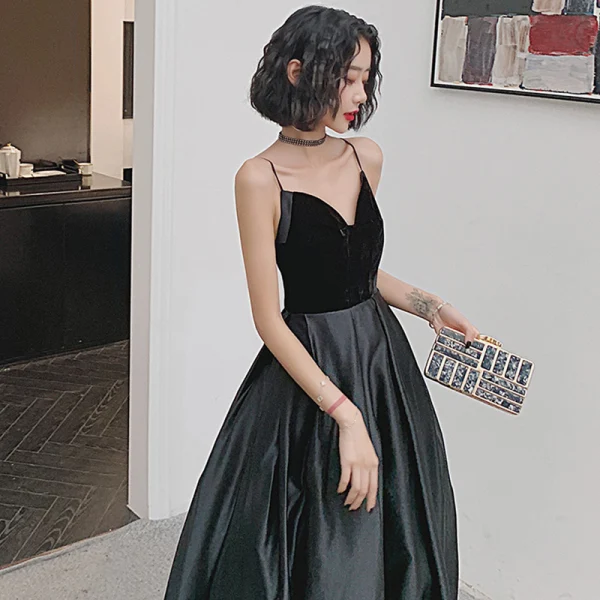 Schlicht Schwarz Velour Satin Tanzen Ballkleider 2021 A Linie Spaghettiträger Ärmellos Lange Rüschen Rückenfreies Festliche Kleider