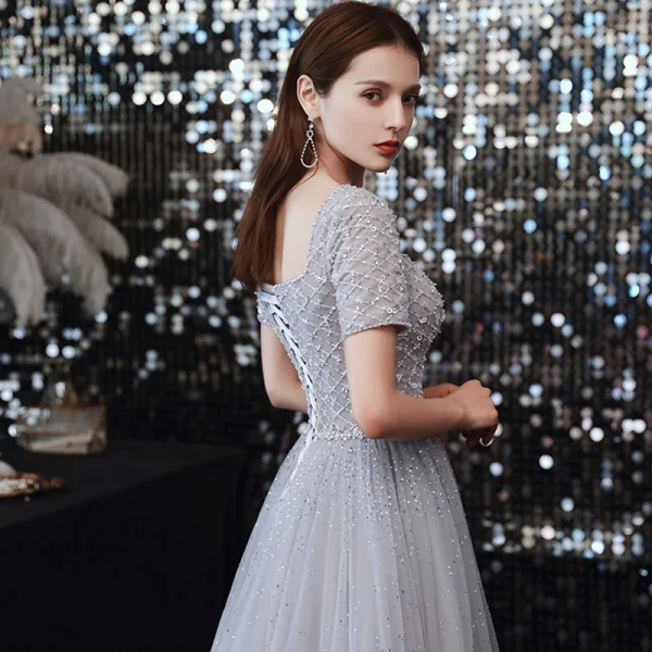Haut de Gamme Gris Dansant Robe De Bal 2021 Princesse Encolure Carrée Manches Courtes Perlage Paillettes Longue Volants Dos Nu Robe De Ceremonie