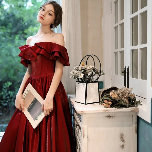 Modest / Simple Burgundy Dancing Prom Dresses 2021 A-Line / Princess Off-The-Shoulder Short Sleeve Floor-Length / Long Ruffle Backless Formal Dresses