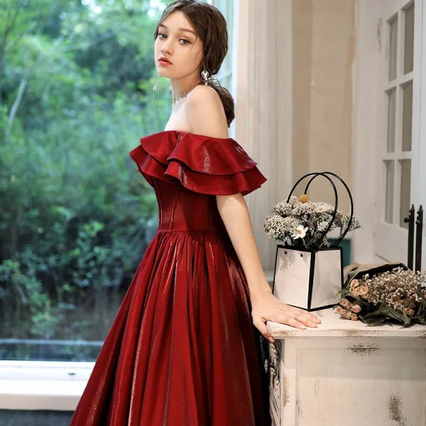 Modest / Simple Burgundy Dancing Prom Dresses 2021 A-Line / Princess Off-The-Shoulder Short Sleeve Floor-Length / Long Ruffle Backless Formal Dresses
