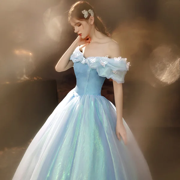 Aschenputtel Himmelblau Organza Tanzen Ballkleider 2021 Ballkleid Off Shoulder Kurze Ärmel Schmetterling Pailletten Lange Rüschen Rückenfreies Festliche Kleider