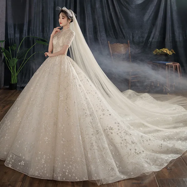 Vintage / Originale Champagne Transparentes La Mariée Robe De Mariée 2021 Robe Boule Col Haut Manches Courtes Dos Nu Appliques En Dentelle Perlage Paillettes Cathedral Train Volants