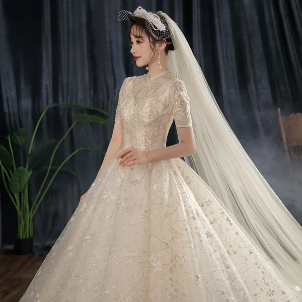 Vintage / Originale Champagne Transparentes La Mariée Robe De Mariée 2021 Robe Boule Col Haut Manches Courtes Dos Nu Appliques En Dentelle Perlage Paillettes Cathedral Train Volants