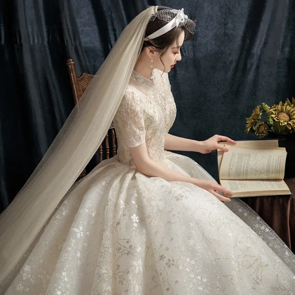 Vintage / Originale Champagne Transparentes La Mariée Robe De Mariée 2021 Robe Boule Col Haut Manches Courtes Dos Nu Appliques En Dentelle Perlage Paillettes Cathedral Train Volants