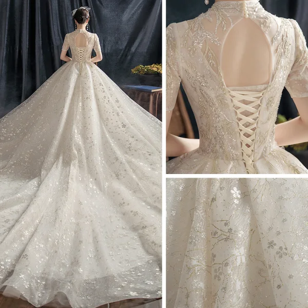 Vintage / Originale Champagne Transparentes La Mariée Robe De Mariée 2021 Robe Boule Col Haut Manches Courtes Dos Nu Appliques En Dentelle Perlage Paillettes Cathedral Train Volants
