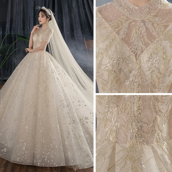 Vintage / Originale Champagne Transparentes La Mariée Robe De Mariée 2021 Robe Boule Col Haut Manches Courtes Dos Nu Appliques En Dentelle Perlage Paillettes Cathedral Train Volants