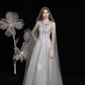 Charmant Gris Dansant Robe De Bal Avec Cape 2021 Princesse Bustier Sans Manches Appliques En Dentelle Perlage Paillettes Glitter Tulle Longue Volants Dos Nu Robe De Ceremonie