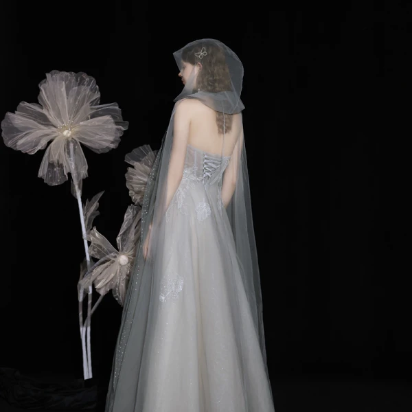 Charmant Gris Dansant Robe De Bal Avec Cape 2021 Princesse Bustier Sans Manches Appliques En Dentelle Perlage Paillettes Glitter Tulle Longue Volants Dos Nu Robe De Ceremonie