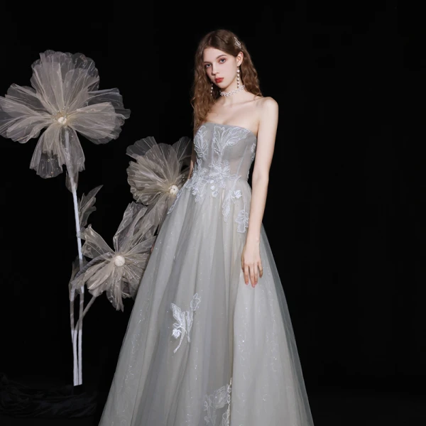 Charmant Gris Dansant Robe De Bal Avec Cape 2021 Princesse Bustier Sans Manches Appliques En Dentelle Perlage Paillettes Glitter Tulle Longue Volants Dos Nu Robe De Ceremonie