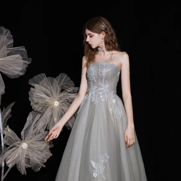 Charmant Gris Dansant Robe De Bal Avec Cape 2021 Princesse Bustier Sans Manches Appliques En Dentelle Perlage Paillettes Glitter Tulle Longue Volants Dos Nu Robe De Ceremonie