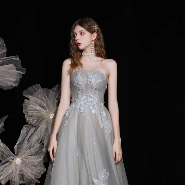 Charmant Gris Dansant Robe De Bal Avec Cape 2021 Princesse Bustier Sans Manches Appliques En Dentelle Perlage Paillettes Glitter Tulle Longue Volants Dos Nu Robe De Ceremonie