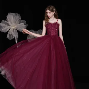 Beste Burgunder Forlovelses Ballkjoler 2021 Prinsesse Spaghettistropper Uten Ermer Beading Paljetter Glitter Tyll Lange Buste Ryggløse Formelle Kjoler