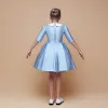 Minimalistyczny Błękitne Satyna Urodziny Sukienki Dla Dziewczynek 2021 Suknia Balowa Wycięciem 1/2 Rękawy Krótkie Wzburzyć