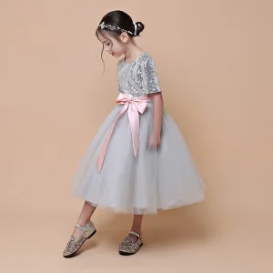 Mode Argenté Robe Ceremonie Fille 2021 Robe Boule Encolure Dégagée Manches Courtes Paillettes Ceinture Thé Longueur Volants