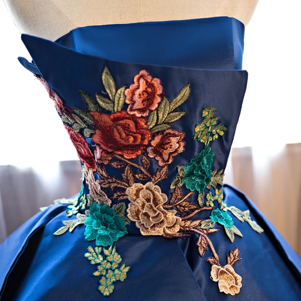 Vintage / Retro Royal Blue Satin Dancing Prom Dresses 2021 Ball Gown Strapless Sleeveless Appliques Embroidered Floor-Length / Long Ruffle Backless Formal Dresses