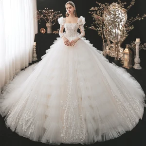 Vintage Champagne Bryllups Brudekjoler 2021 Ballkjole Firkantet Hals Avtakbar Puffy Langermede Ryggløse Appliques Blonder Beading Cathedral Train Gripende Ruffles