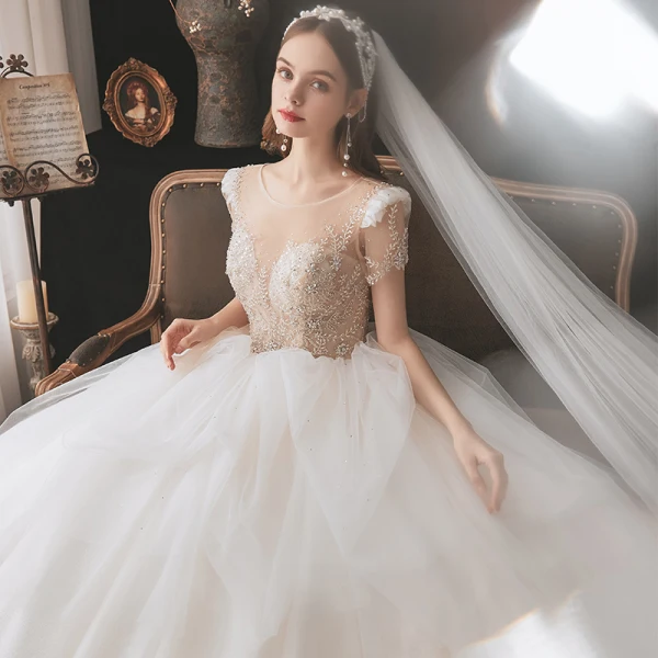 Illusion Champagne La Mariée Robe De Mariée 2021 Robe Boule Transparentes Encolure Dégagée Manches Courtes Dos Nu Paillettes Perlage Glitter Tulle Cathedral Train Volants