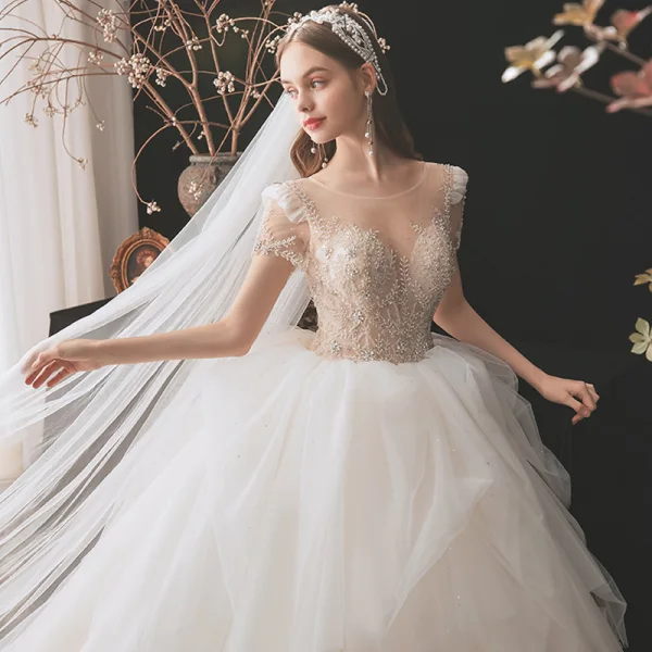 Illusion Champagne La Mariée Robe De Mariée 2021 Robe Boule Transparentes Encolure Dégagée Manches Courtes Dos Nu Paillettes Perlage Glitter Tulle Cathedral Train Volants