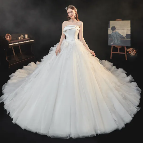 High-end Ivory Organza Bridal Wedding Dresses 2021 Ball Gown Strapless Sleeveless Backless Appliques Lace Sequins Beading Cathedral Train Ruffle