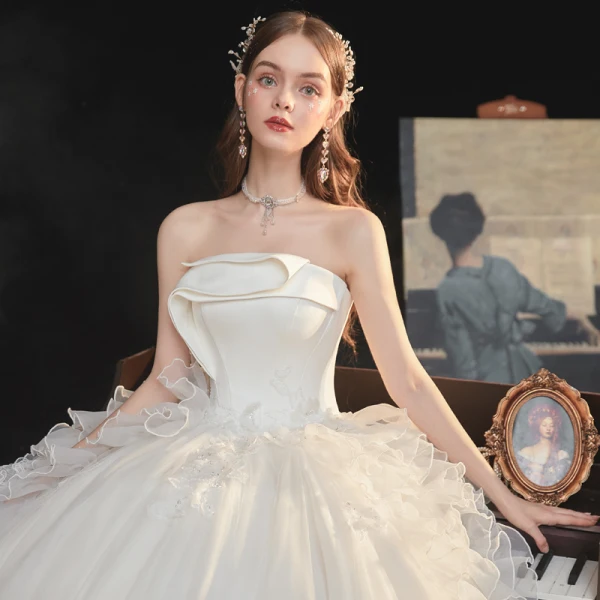 High-end Ivory Organza Bridal Wedding Dresses 2021 Ball Gown Strapless Sleeveless Backless Appliques Lace Sequins Beading Cathedral Train Ruffle