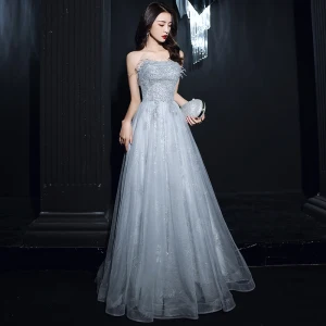 Élégant Argenté Dansant Robe De Bal 2021 Princesse Bustier Sans Manches Plumes Appliques Paillettes Perlage Longue Volants Dos Nu Robe De Ceremonie