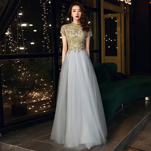 Vintage / Retro Grey See-through Dancing Prom Dresses 2021 A-Line / Princess High Neck Short Sleeve Appliques Lace Beading Floor-Length / Long Ruffle Backless Formal Dresses