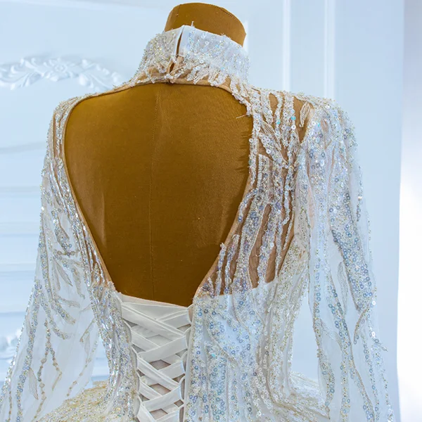 Illusion Weiß Durchsichtige Hochzeits Brautkleider / Hochzeitskleider 2021 Ballkleid Stehkragen Lange Ärmel Rückenfreies Handgefertigt Perlenstickerei Pailletten Hof-Schleppe Rüschen