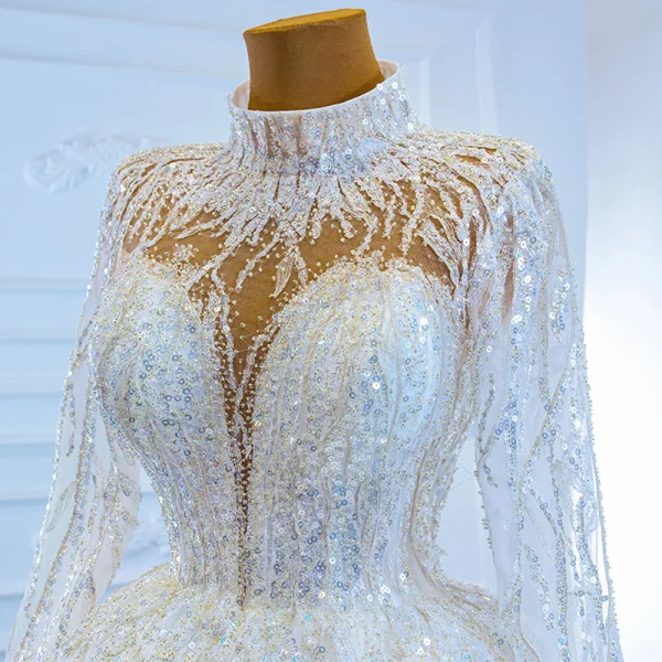 Illusion Weiß Durchsichtige Hochzeits Brautkleider / Hochzeitskleider 2021 Ballkleid Stehkragen Lange Ärmel Rückenfreies Handgefertigt Perlenstickerei Pailletten Hof-Schleppe Rüschen