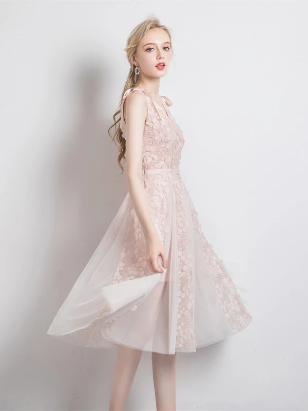 Chic / Beautiful Beige Homecoming Graduation Dresses 2021 A-Line / Princess V-Neck Sleeveless Appliques Lace Beading Sash Knee-Length Ruffle Backless Formal Dresses