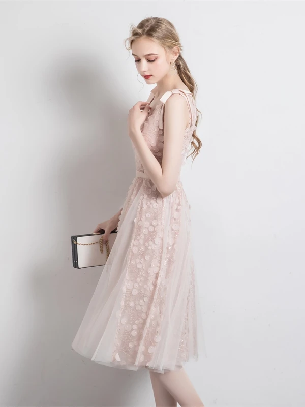 Chic / Beautiful Beige Homecoming Graduation Dresses 2021 A-Line / Princess V-Neck Sleeveless Appliques Lace Beading Sash Knee-Length Ruffle Backless Formal Dresses
