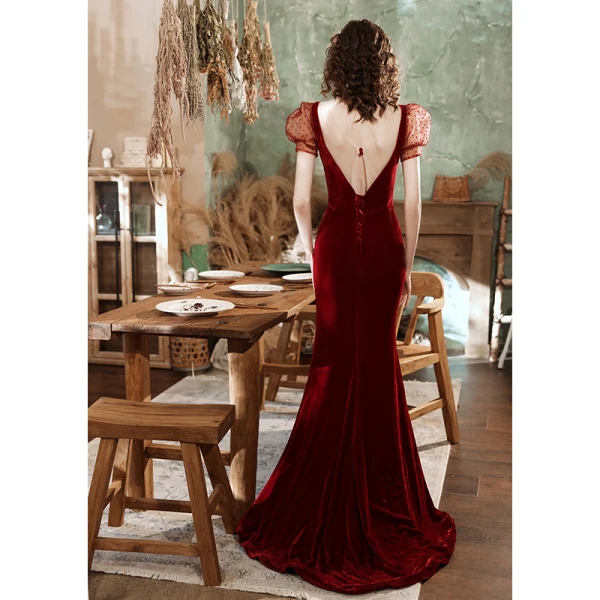 Sexy Bordeaux Velour Robe De Soirée 2021 Trompette / Sirène Transparentes Col v profond Tachetée Gonflée Manches Courtes Train De Balayage Volants Dos Nu Robe De Ceremonie
