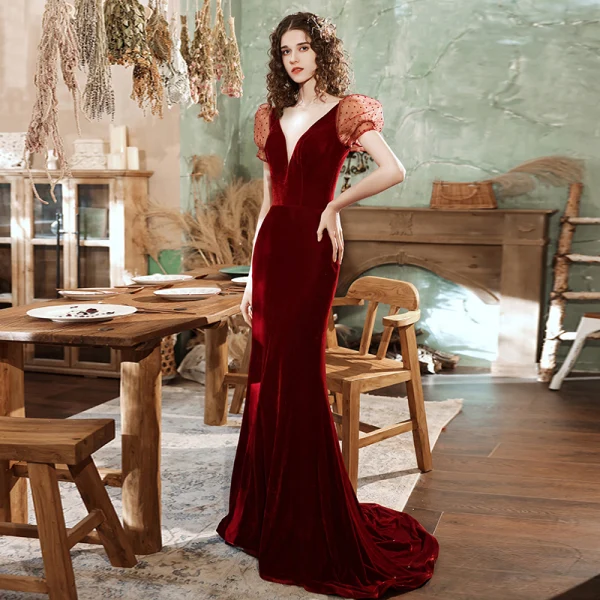 Sexy Bordeaux Velour Robe De Soirée 2021 Trompette / Sirène Transparentes Col v profond Tachetée Gonflée Manches Courtes Train De Balayage Volants Dos Nu Robe De Ceremonie