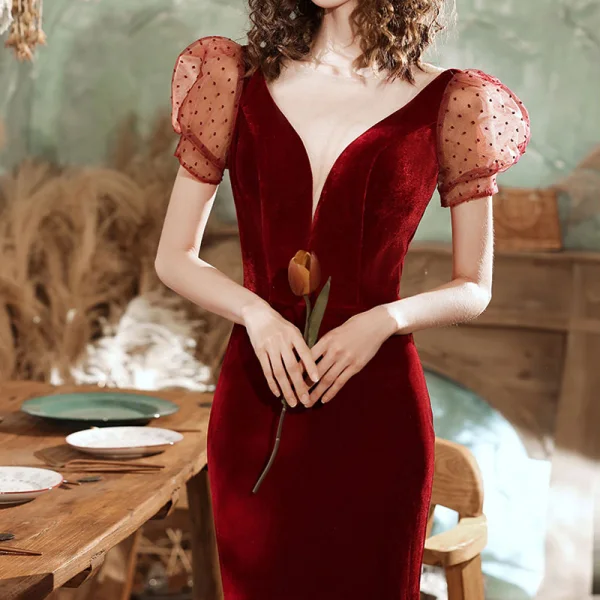 Sexy Bordeaux Velour Robe De Soirée 2021 Trompette / Sirène Transparentes Col v profond Tachetée Gonflée Manches Courtes Train De Balayage Volants Dos Nu Robe De Ceremonie