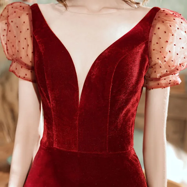 Sexy Bordeaux Velour Robe De Soirée 2021 Trompette / Sirène Transparentes Col v profond Tachetée Gonflée Manches Courtes Train De Balayage Volants Dos Nu Robe De Ceremonie