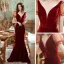 Sexy Bordeaux Velour Robe De Soirée 2021 Trompette / Sirène Transparentes Col v profond Tachetée Gonflée Manches Courtes Train De Balayage Volants Dos Nu Robe De Ceremonie