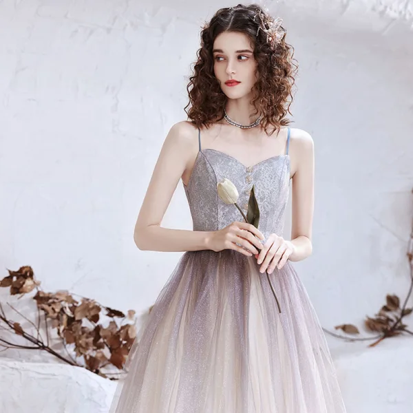 Elegante Lavendel Farbverlauf Tanzen Ballkleider 2021 A Linie Spaghettiträger Ärmellos Glanz Tülle Lange Rüschen Rückenfreies Festliche Kleider