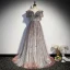Bling Bling Grau Durchsichtige Ballkleider 2021 A Linie Off Shoulder Kurze Ärmel Perlenstickerei Pailletten Glanz Tülle Sweep / Pinsel Zug Rüschen Rückenfreies Festliche Kleider