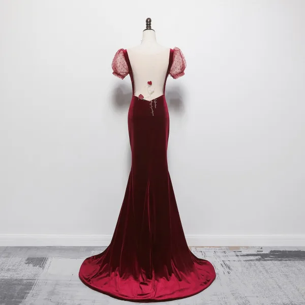 Sexy Bordeaux Velour Transparentes Robe De Soirée 2021 Trompette / Sirène Col v profond Gonflée Manches Courtes Perlage Faux Diamant Train De Balayage Dos Nu Robe De Ceremonie