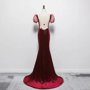 Sexy Burgunderrot Velour Durchsichtige Abendkleider 2021 Meerjungfrau Tiefer V Ausschnitt Geschwollenes Kurze Ärmel Perlenstickerei Strass Sweep Pinsel Zug Rückenfreies Festliche Kleider