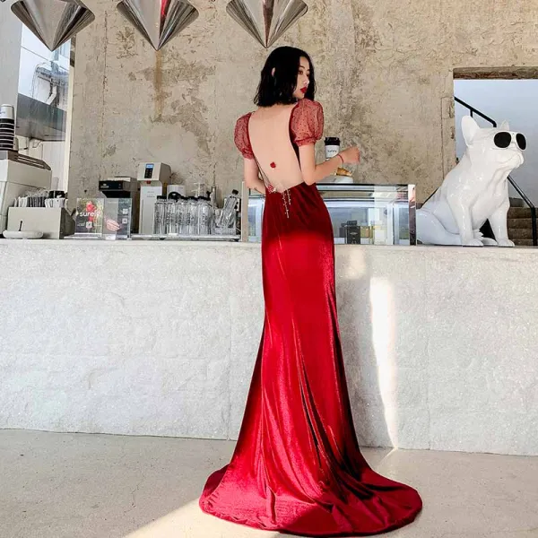 Sexy Bordeaux Velour Transparentes Robe De Soirée 2021 Trompette / Sirène Col v profond Gonflée Manches Courtes Perlage Faux Diamant Train De Balayage Dos Nu Robe De Ceremonie