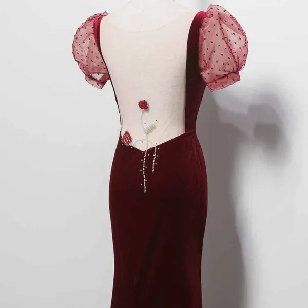 Sexy Bordeaux Velour Transparentes Robe De Soirée 2021 Trompette / Sirène Col v profond Gonflée Manches Courtes Perlage Faux Diamant Train De Balayage Dos Nu Robe De Ceremonie