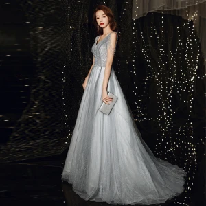 Bling Bling Gris Robe De Bal 2021 Princesse Col V Profond Sans Manches Perlage Faux Diamant Glitter Tulle Train De Balayage Volants Dos Nu Robe De Ceremonie