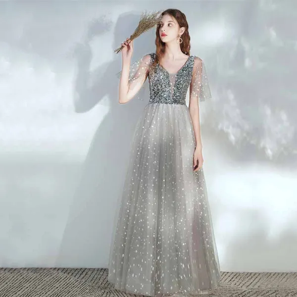 Élégant Argenté Dansant Robe De Bal 2021 Princesse Col v profond Sans Manches Paillettes Tachetée Tulle Longue Volants Dos Nu Robe De Ceremonie